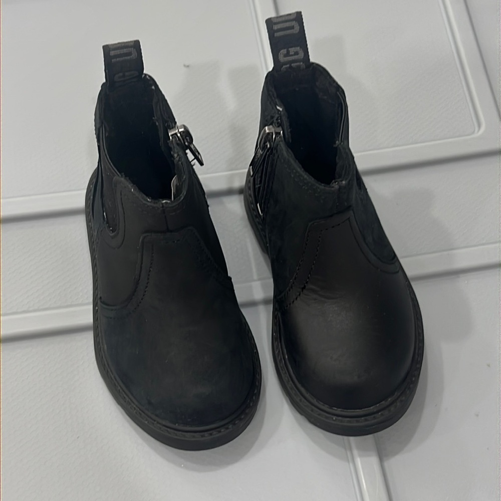 UGG S/N 1112455T